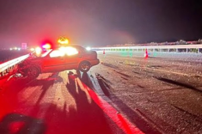 Bariyerlere çarpan otomobilin sürücüsü yola savruldu: 1 ölü, 5 yaralı