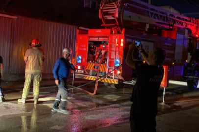 Bursa'da mobilya aksesuarı imalathanesinde çıkan yangın söndürüldü: 3 işçi dumandan etkilendi