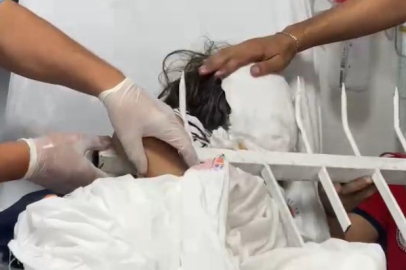 Demir kapıya tırmanan 7 yaşındaki çocuk düştü; çenesine korkuluk saplandı