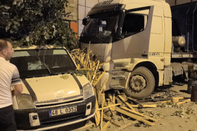 Bursa'da freni boşalan TIR, 3 araca çarptı