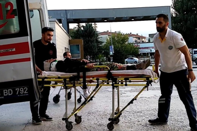 Otomobil ile çarpışan motosiklette 2 kişi yaralandı.