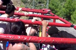 Şoför turistlerin su savaşına katıldı!