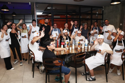 Bursa'da Nilüfer Belediye Başkanı Şadi Özdemir, özel çocuklarla pizza yaptı