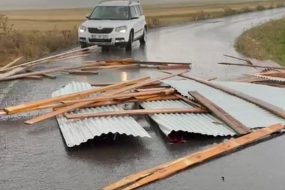 KARS'ta hortum evlerin çatılarını uçurdu