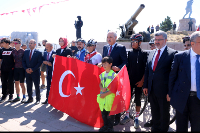 Kurtulmuş Kocatepe'de; İzmir'e götürülecek Türk bayrağını teslim etti
