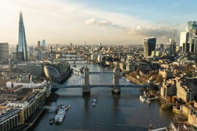 Londra'da çok katlı binada çıkan yangın