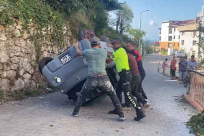 Otomobil, 2 metre yükseklikten alt yola düştü; sürücü yaralandı