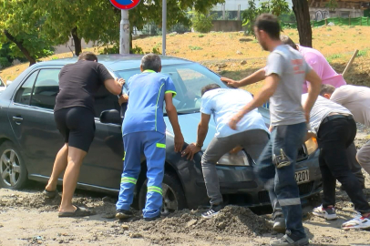 Bahçelievler'de yağışın ardından kum yola yayıldı, 2 otomobil mahsur kaldı