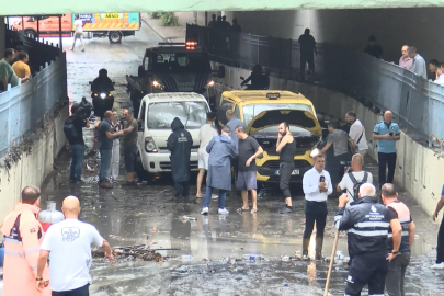 Bayrampaşa'da su basan alt geçitte mahsur kalan minibüs şoförü: Camı kırarak çıktım