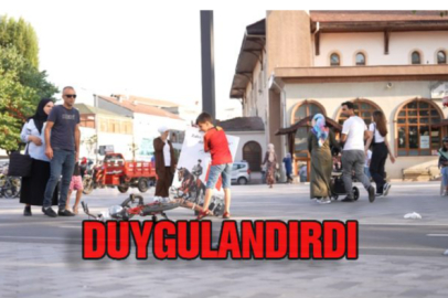 Atatürklü, Türk bayraklı devrilmiş portreyi gören kaldırdı