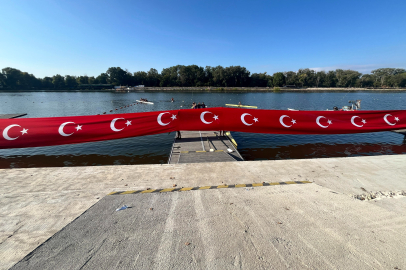 Kürek Milli Takımı, Meriç Nehri'nde 50 metrelik Türk bayrağı açtı