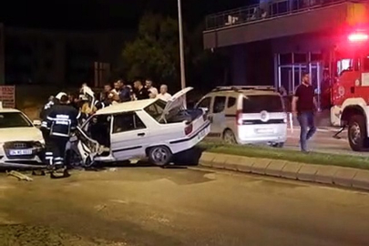 Ters yöne giren otomobilin karş��dan gelen otomobille çarpıştığı kaza kamerada; 1 ölü, 5 yaralı