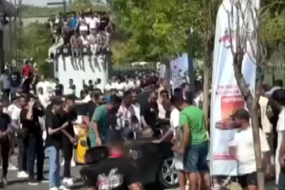 Otomobille seyircilerin arasına daldı