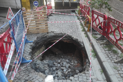 Beyoğlu'nda yol çöktü