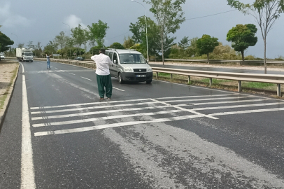 Kazada yola dökülen yakıt nedeniyle diğer sürücüleri vatandaşlar yönlendirdi