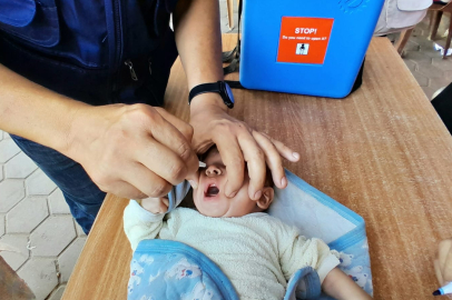 Gazze’de aşılama kampanyasının ikinci gününde 74 bin çocuk aşılandı