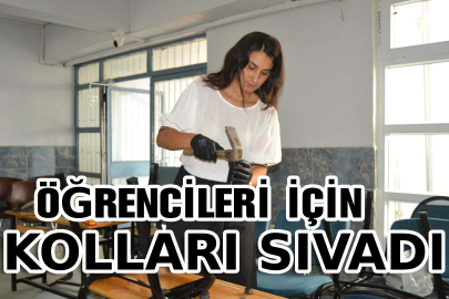 Hatice öğretmen öğrencileri için kolları sıvadı; sıraları yeniledi