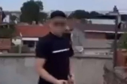Bursa'da 14 yaşındaki çocuk balkondan havaya peş peşe ateş açtı!