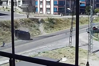 Ankara'da TIR ile 2 otomobilin çarpıştığı kaza kamerada
