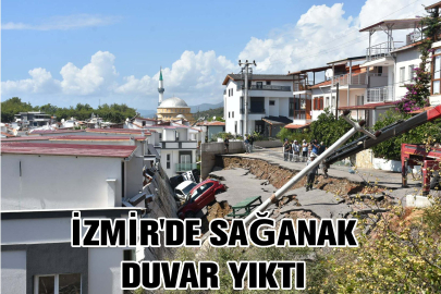 İzmir'de Sağanak Sonrası İstinat Duvarı Çöktü, 3 Araç Zarar Gördü