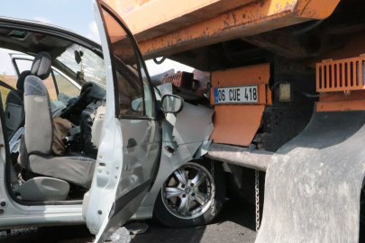 Otomobil hafriyat kamyonuna çarptı: 2'si ağır, 5 yaralı