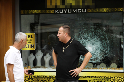 oyguncunun kaldırım taşıyla kırmaya çalıştığı cam, kurşungeçirmez çıktı