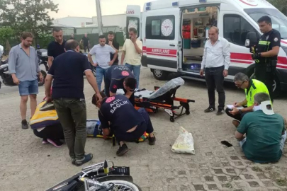 Yan yola dönüş yapmak isteyen otomobile motosiklet çarptı: 2 yaralı