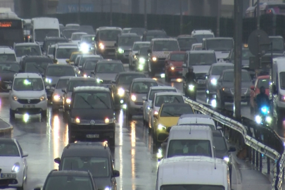 İstanbul'da haftanın ilk iş gününde yağmur trafiği
