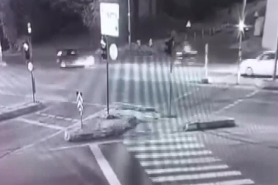 Kırmızı ışıkta geçen otomobil motosikletliye çarptı