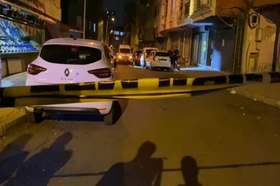 Küçükçekmece'de yol verme kavgasını balkondan izleyen kişiye kurşun isabet etti