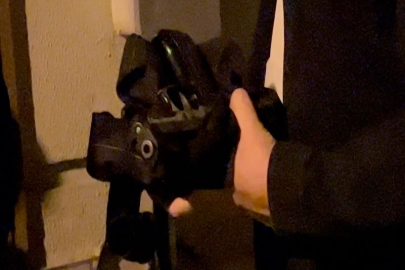 Polis ekibine, evinin penceresinden silah doğrultan şüpheli, operasyonla yakalandı