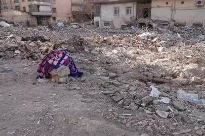 Depremde 60 kişinin öldüğü Yoldaş Apartmanı'nın müteahhidine 16 yıl 3 ay hapis