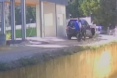 Kartal'da yolda yürüyen kadına çarpan motosikletli kaçtı; kaza kamerada