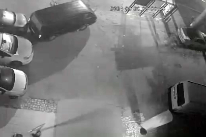 Avcılar'da bir dakikada minibüs çalan hırsızlar kamerada