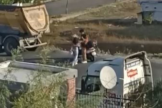 Avcılar’da motosikletli çiftin kavgası kamerada