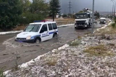 Domaniç'te sağanak; semt pazarını su bastı