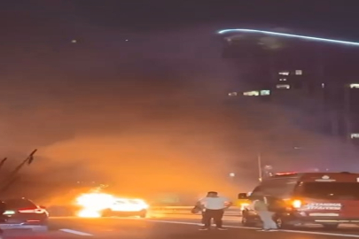 Sarıyer TEM'de otomobilin alev alev yandığı anlar kamerada