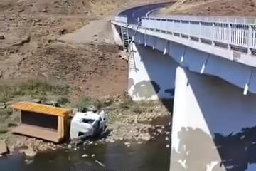 Köprüden düşen kamyonun şoförü ağır yaralandı