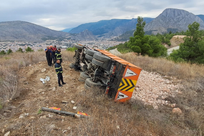 Freni tutmayan kamyon, şarampole devrildi; şoför yaralandı