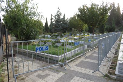 Polisten Cem Garipoğlu'nun mezarının etrafında bariyerli önlem