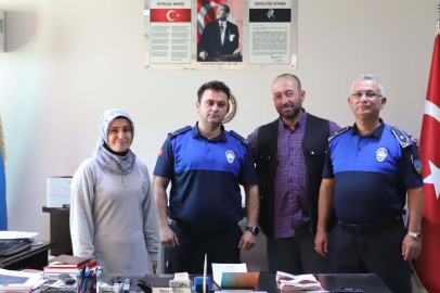 Temizlik işçisi bulduğu para dolu çantayı zabıtaya teslim etti