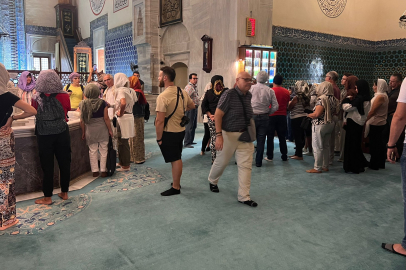 Sosyal medyanın gündemine oturan 'saygı'; erkek turistler Bursa’da tarihi Yeşil Cami'yi etek giyip, ziyaret etti