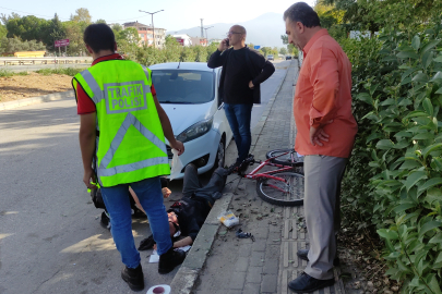 12 yaşındaki bisikletli, otomobilin çarpması ile yaralandı; ilk müdahaleyi trafik polisleri yaptı