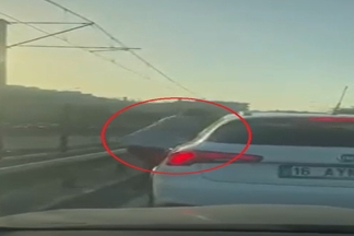 Kendisine yol vermeyen sürücüyü direksiyon başında yumrukladı; o anlar kamerada