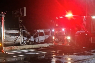 Kafa kafaya çarpışan kamyonet ile minibüs alev aldı: 11 yaralı