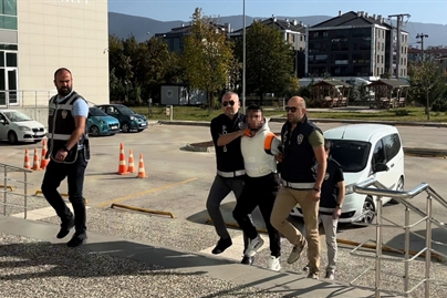 Markette kasiyere bıçakla tehdit; şüpheli adliyede