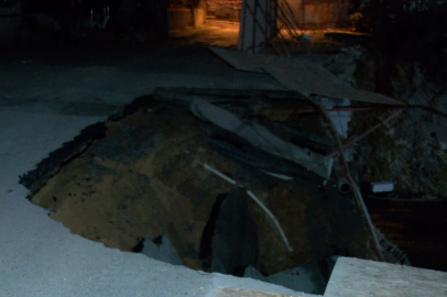 Üsküdar'da yol çöktü; 3 katlı bina boşaltıldı