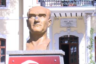 133 yıldır kapanmayan tek okul; öğrenciler şehir merkezinde ürün yetiştirip, kazanç sağlıyor