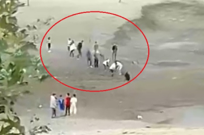 Bataklığa saplanan 3 çocuk, insan zinciri ile kurtarıldı; o anlar kamerada