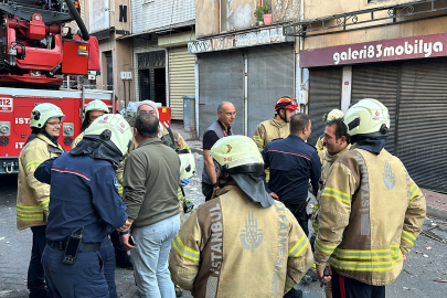 Beyoğlu’nda binanın çatısından kopan beton parçaları araçların üzerine düştü